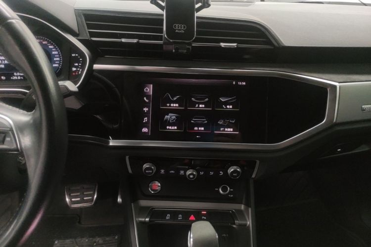 Audi Q3 2020 car image #13