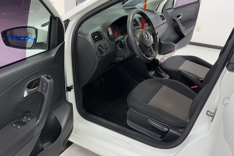 Volkswagen Polo 2018 car image #11