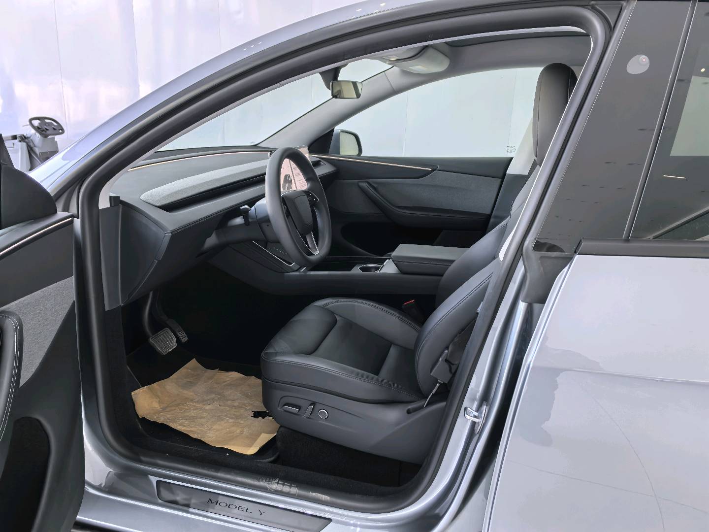 Tesla Model Y 2025 car image #4