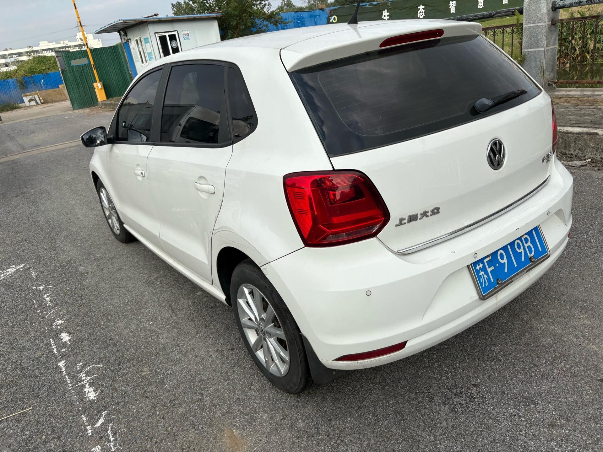 Volkswagen Polo 2015 car image #9