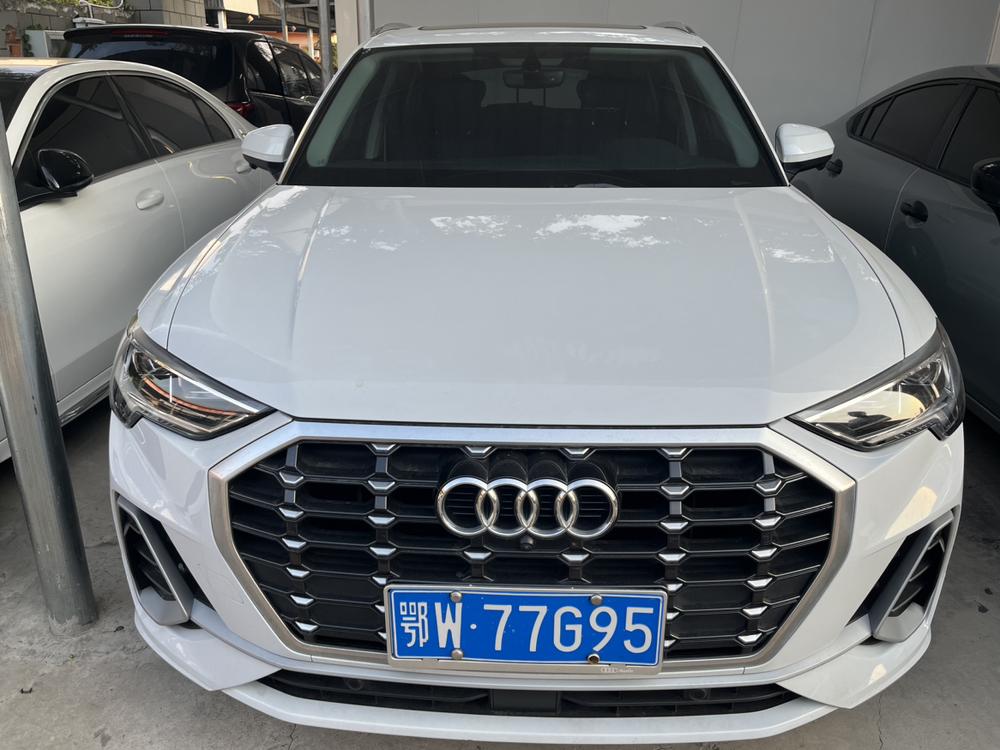 Audi Q3 2023 car image #2