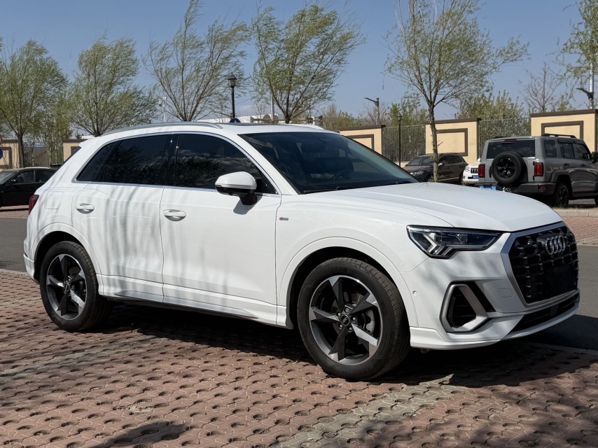 Audi Q3 2022 car image #3