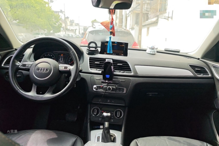 Audi Q3 2018 car image #11