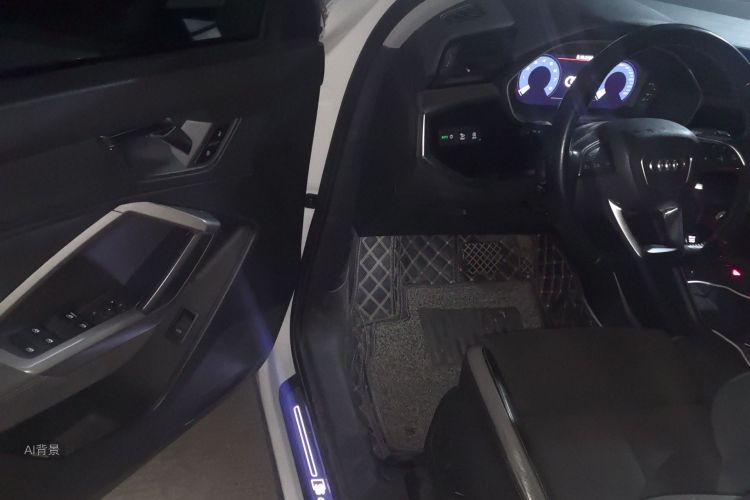 Audi Q3 2020 car image #18