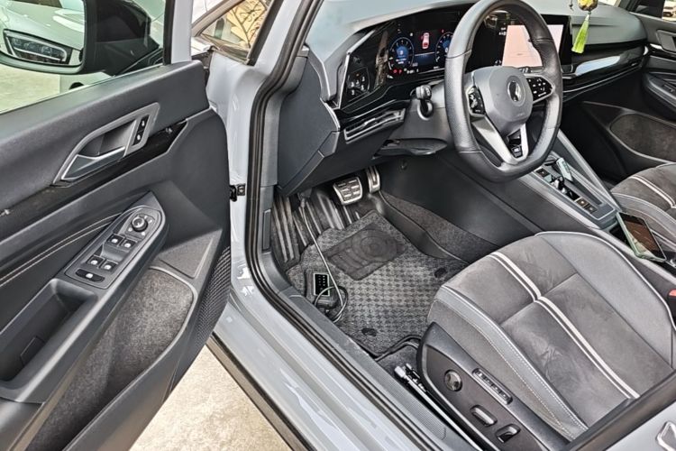Volkswagen Golf 2023 car image #16