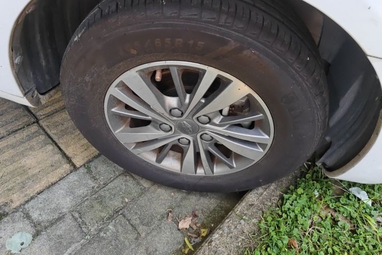 GEELY Emgrand 2019 car image #6