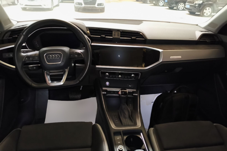 Audi Q3 2019 car image #10