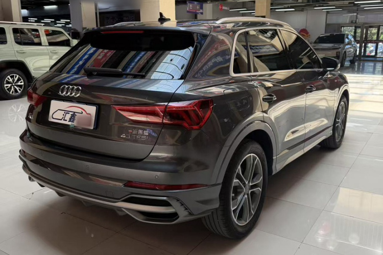Audi Q3 2020 car image #5