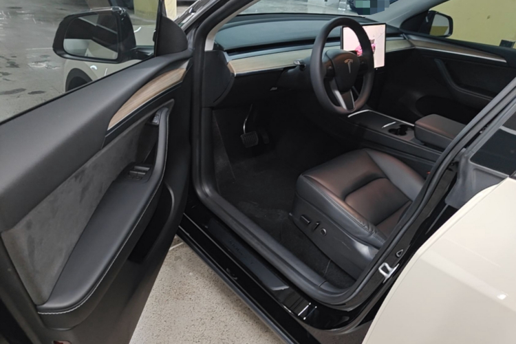 Tesla Model Y 2023 #16 Tesla Model Y 2023 car image #16