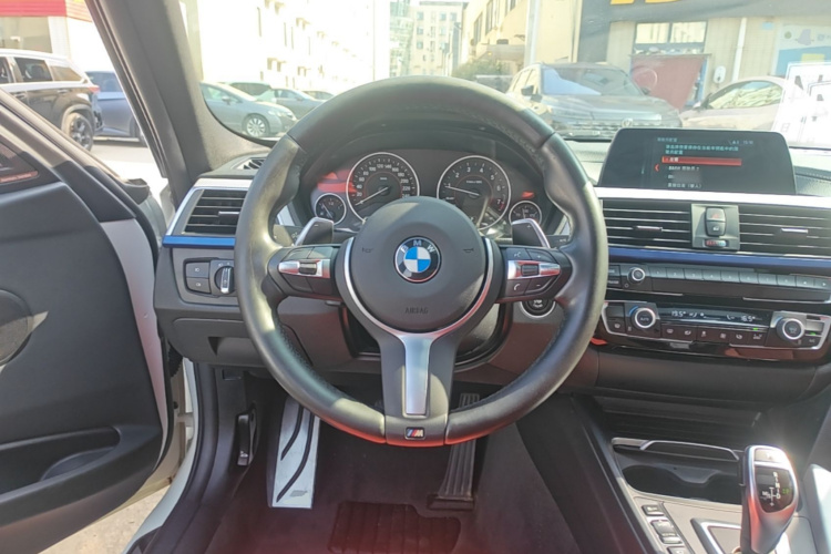 BMW 3 Series 2018 صورة سيارة #11