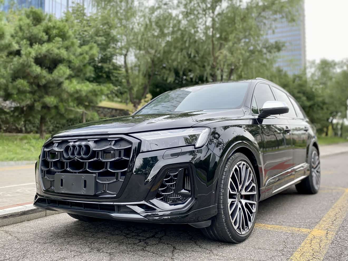Audi SQ7 2025 car image 