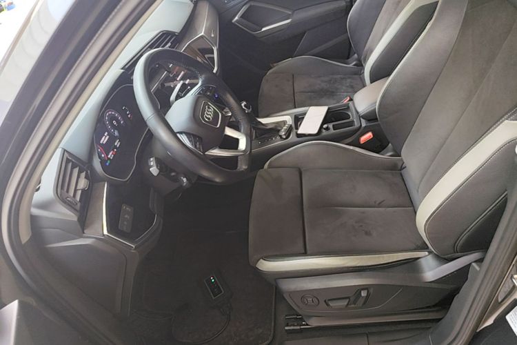 Audi Q3 2020 car image #19