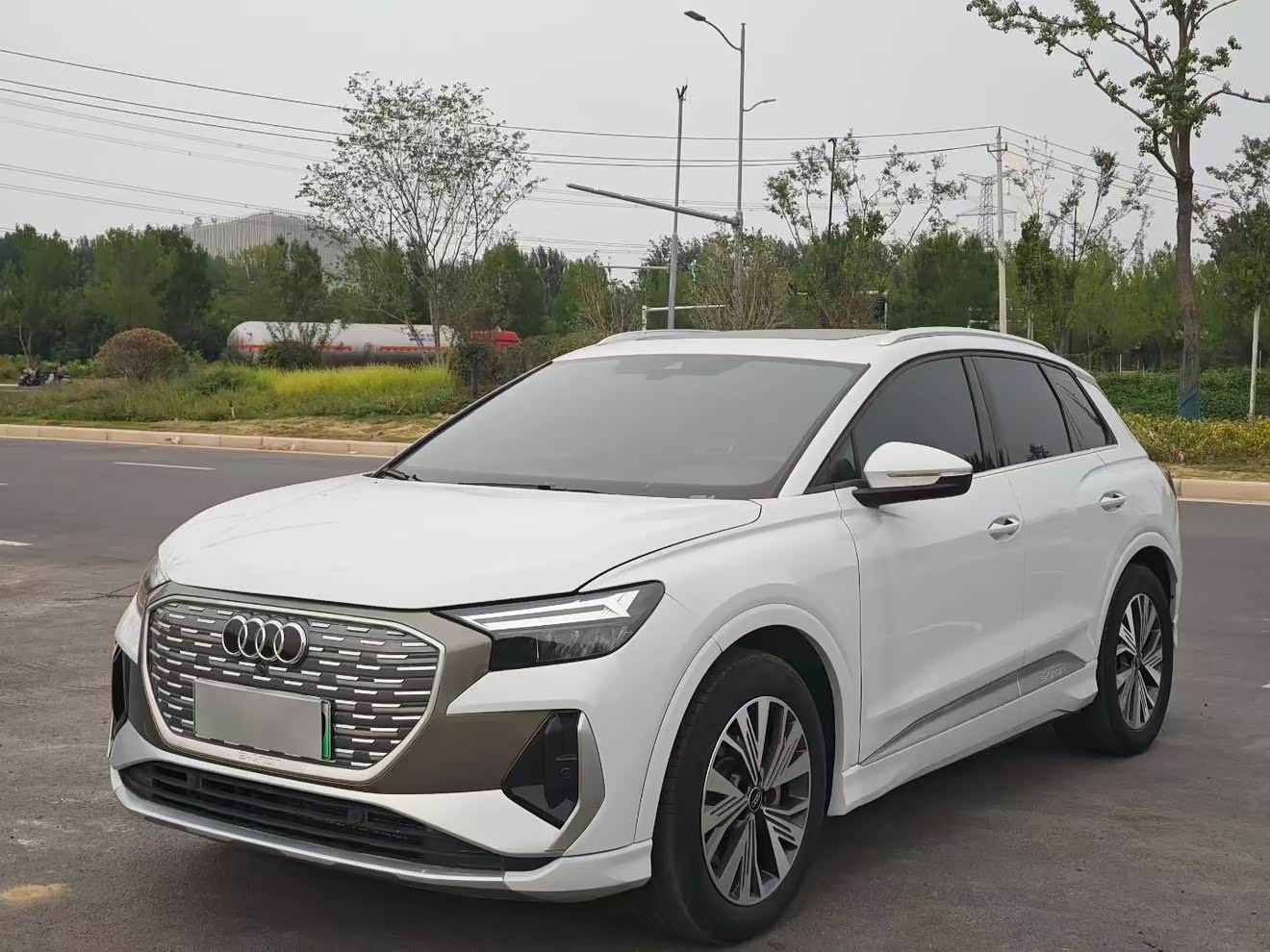 Audi Q4 e-tron 2023 immagine di auto 