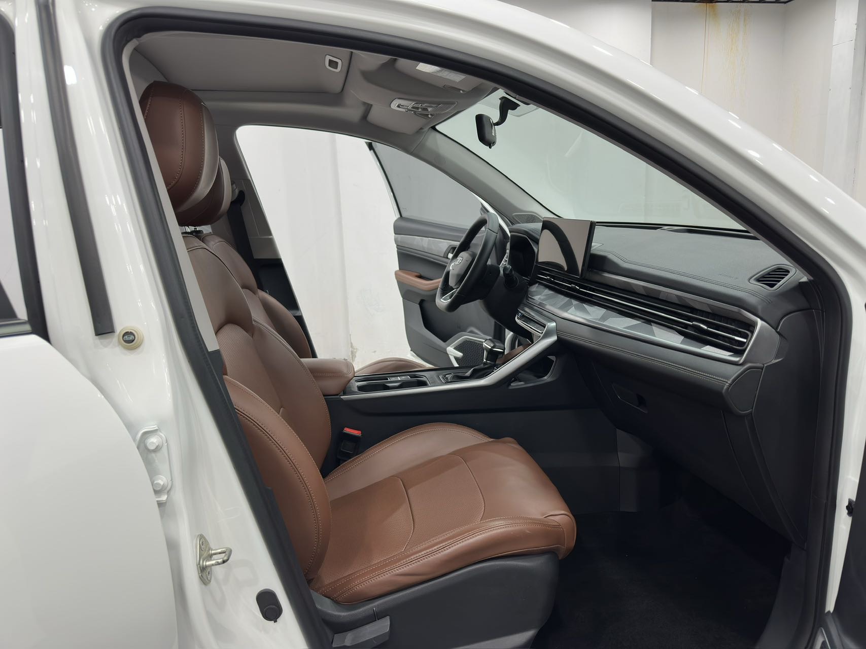 GEELY Vision X6 2023 car image #4