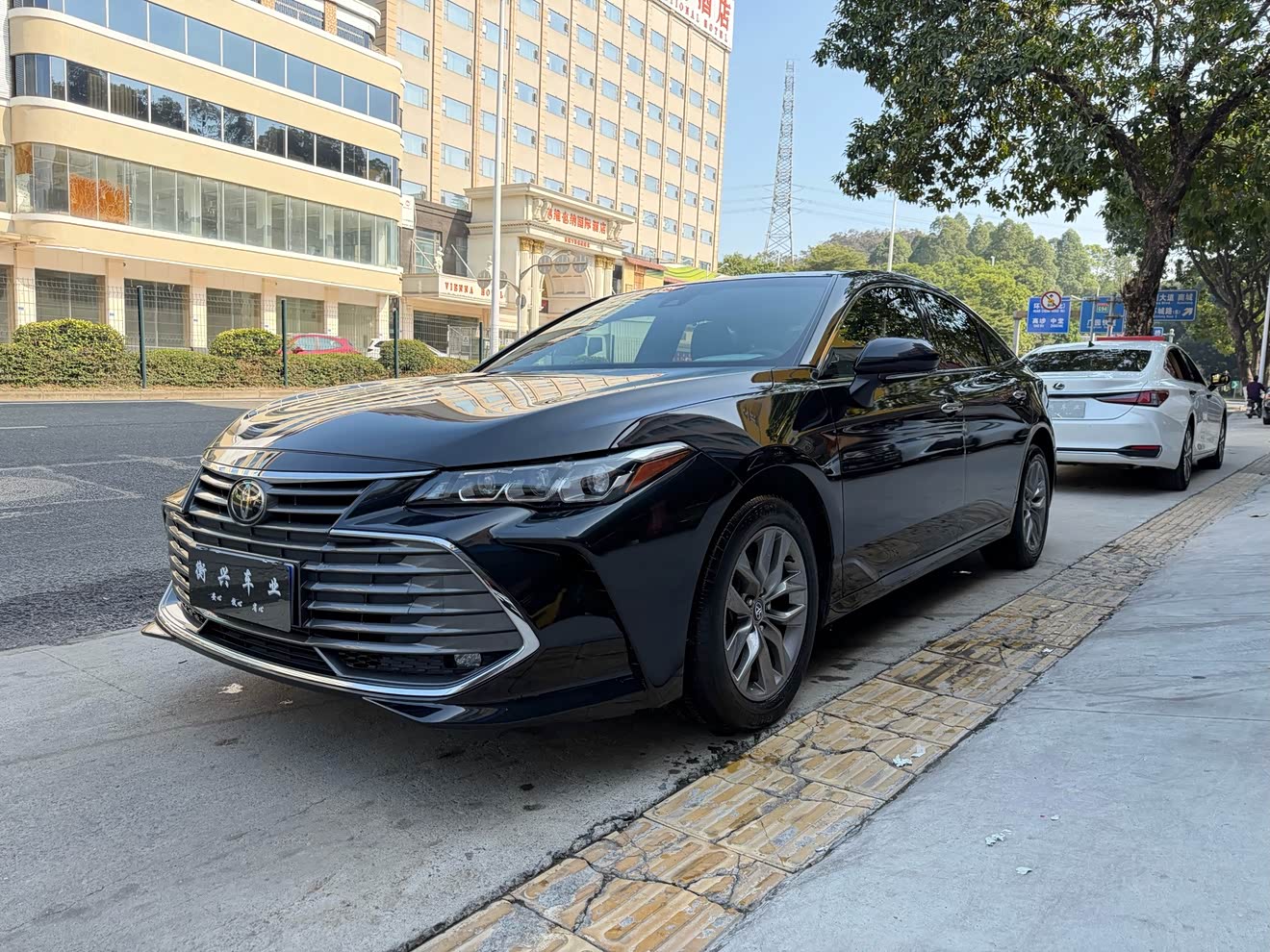 Toyota Avalon 2021 car image 