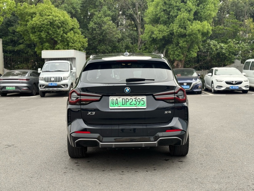 BMW iX3 2024 изображение автомобиля #8