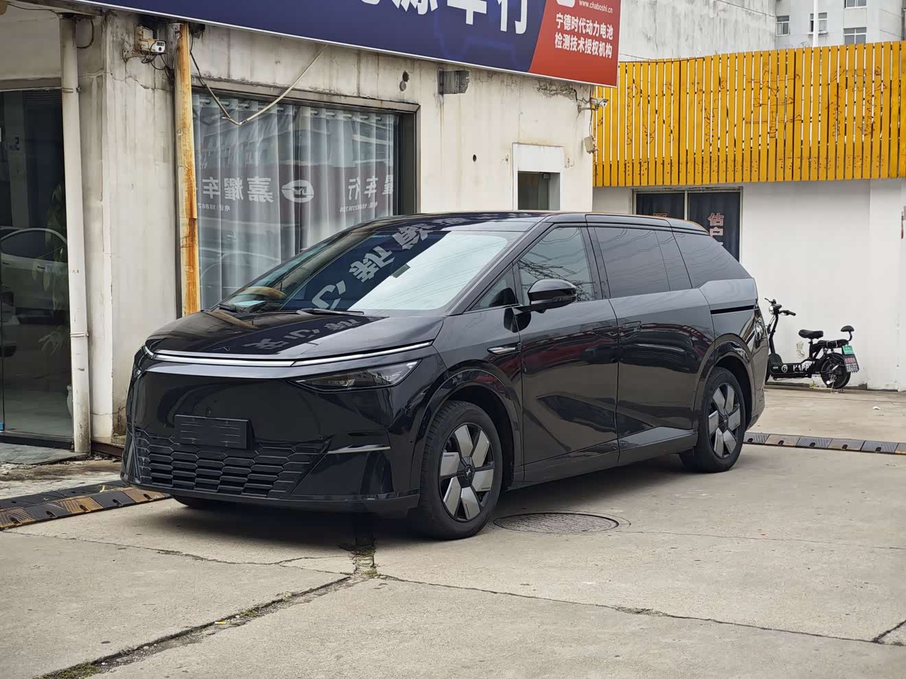 Xpeng X9 2024 immagine di auto 