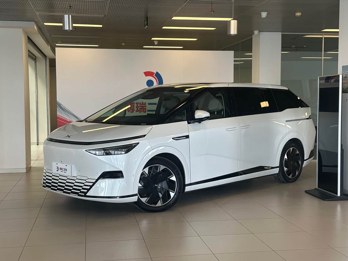 Xpeng X9 2024 immagine di auto 