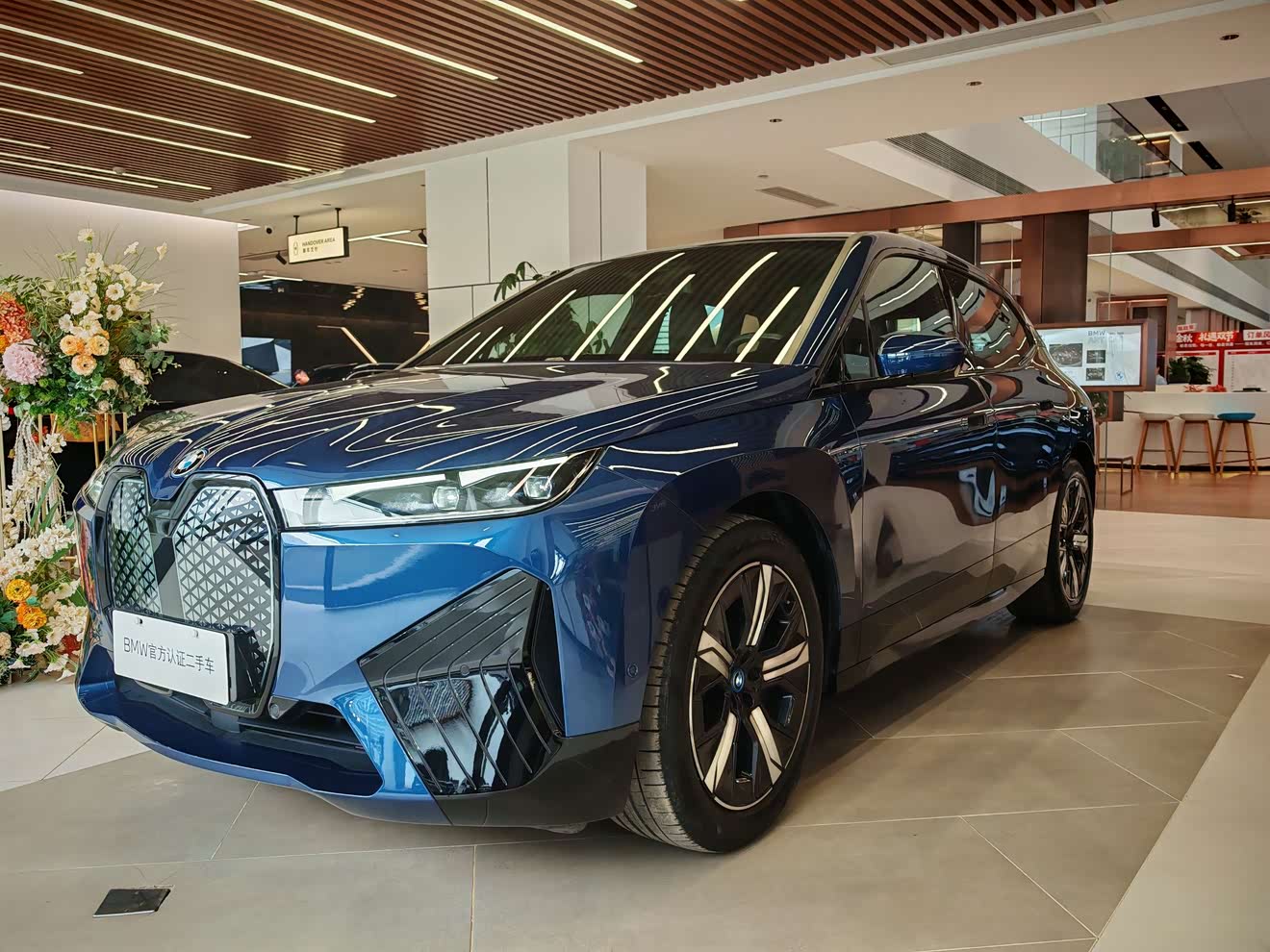 BMW iX 2023 car image 