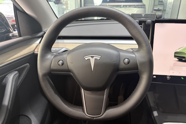 Tesla Model Y 2023 car image #17