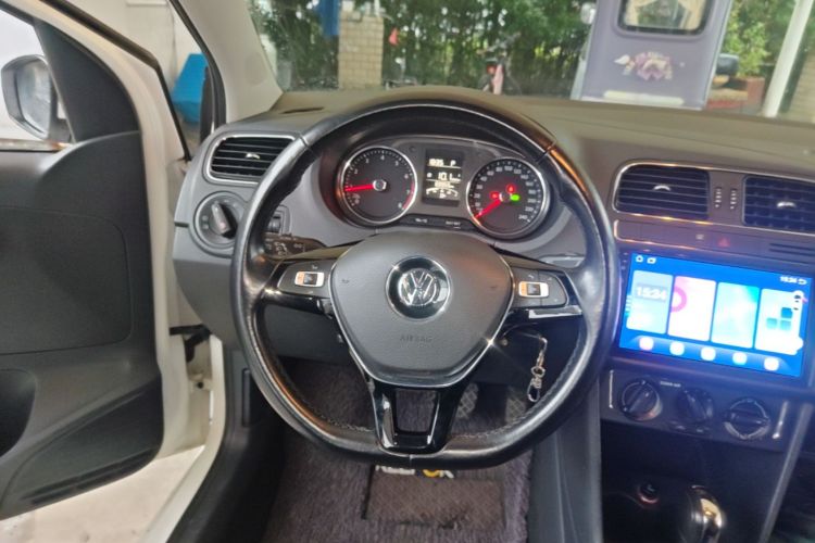 Volkswagen Polo 2016 car image #11