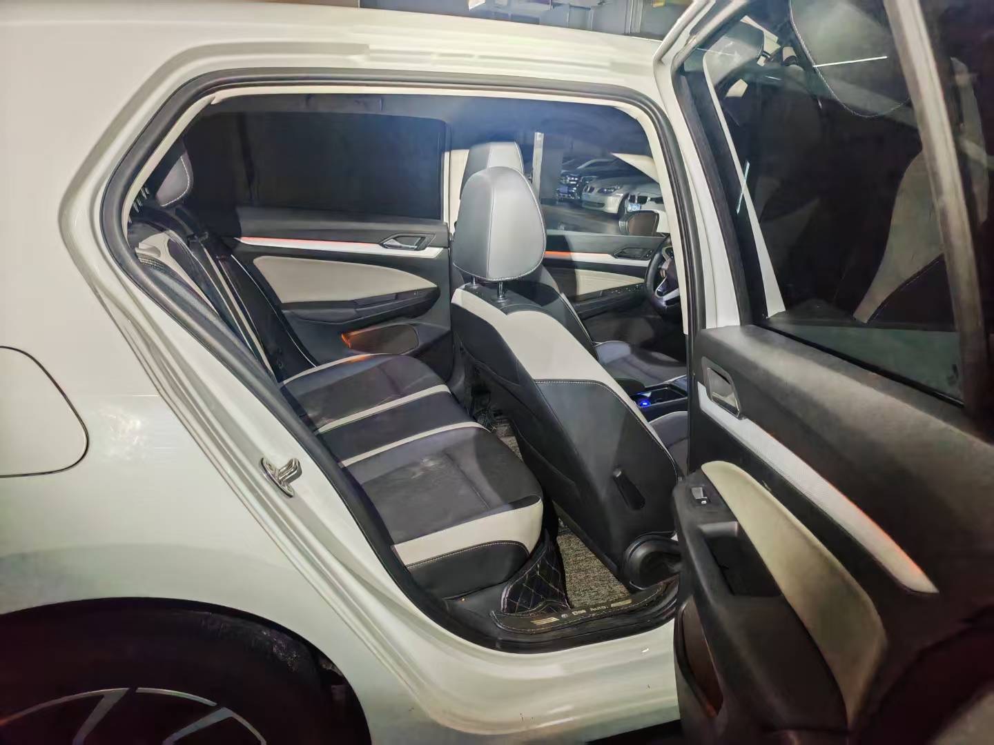 Volkswagen Golf 2022 car image #4