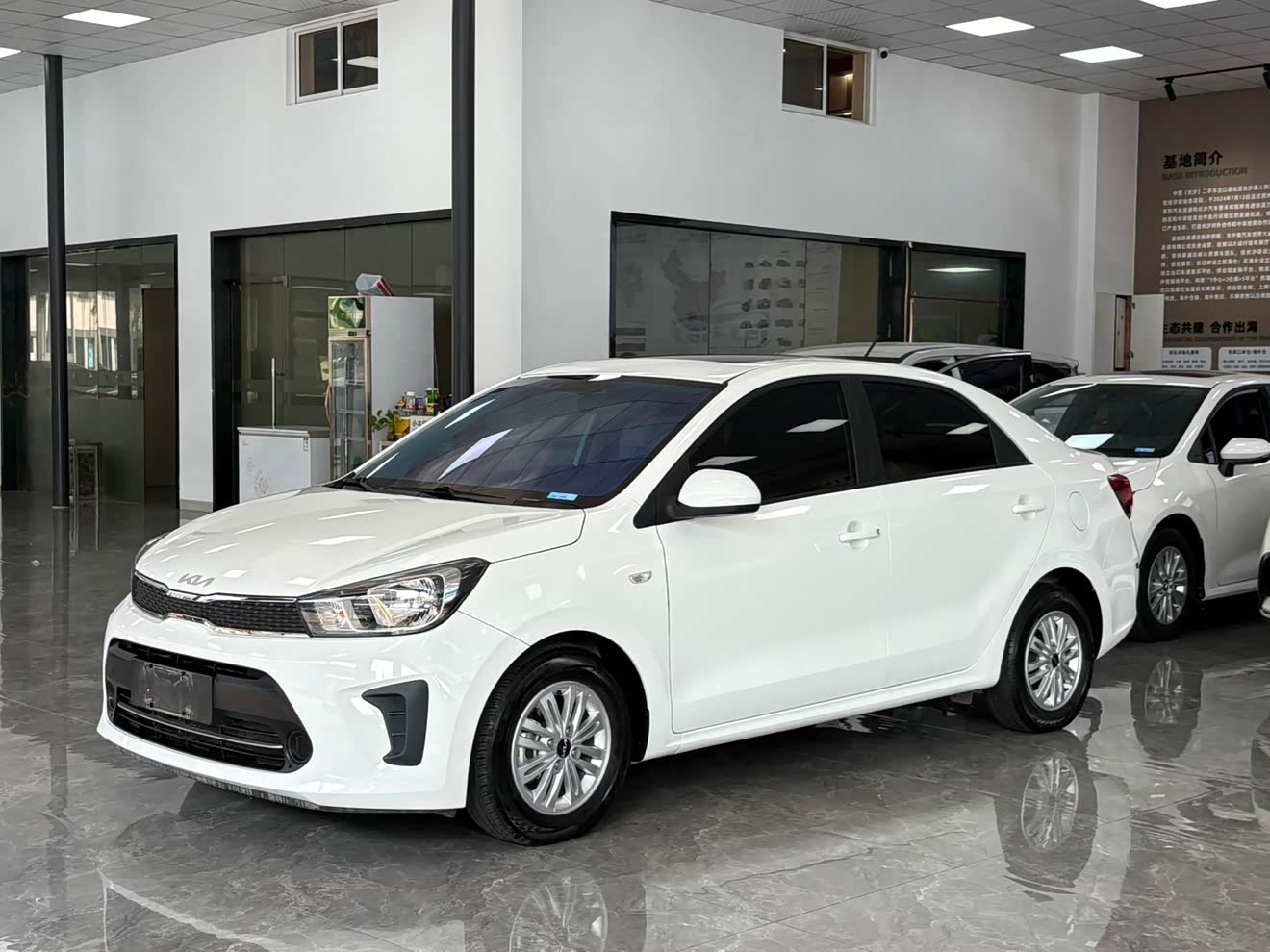 Kia Pegas 2022 汽车图片 