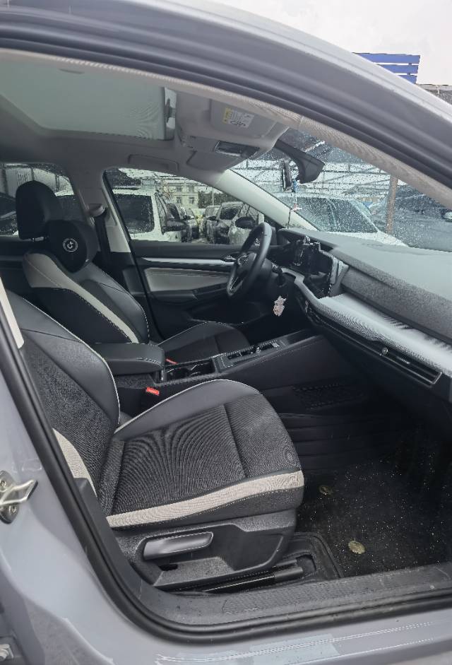 Volkswagen Golf 2023 immagine di auto #4