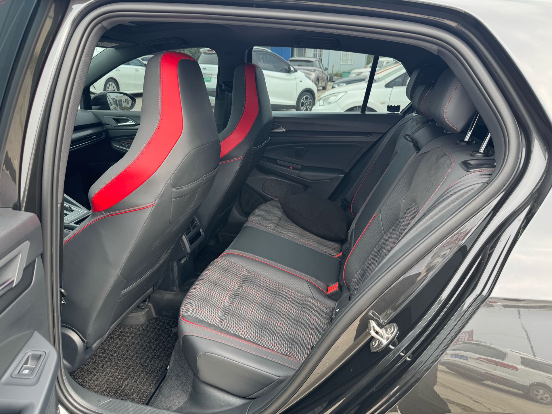 Volkswagen GolfGTI 2023 #4 Volkswagen GolfGTI 2023 صورة سيارة #4