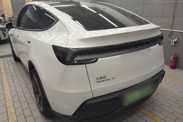 Tesla Model Y 2025 #5 Tesla Model Y 2025 car image #5