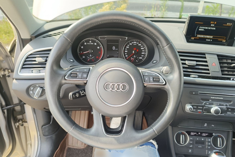 Audi Q3 2019 car image #11