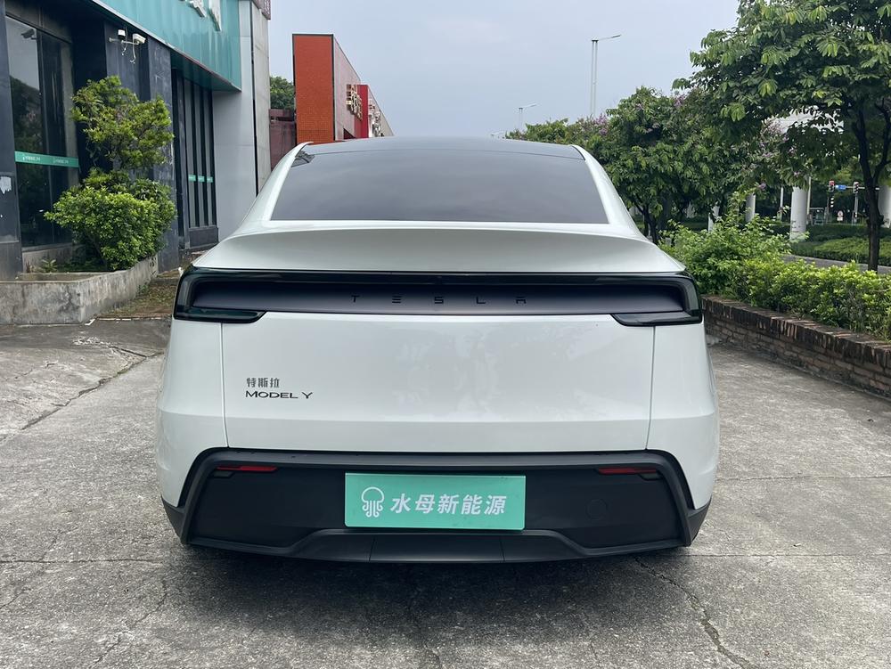 Tesla Model Y 2025 #6 Tesla Model Y 2025 car image #6