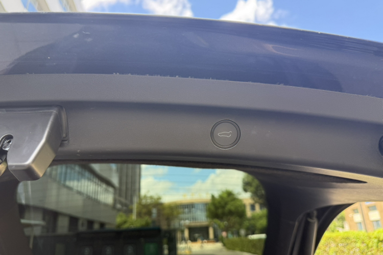 Tesla Model Y 2024 #20 Tesla Model Y 2024 car image #20
