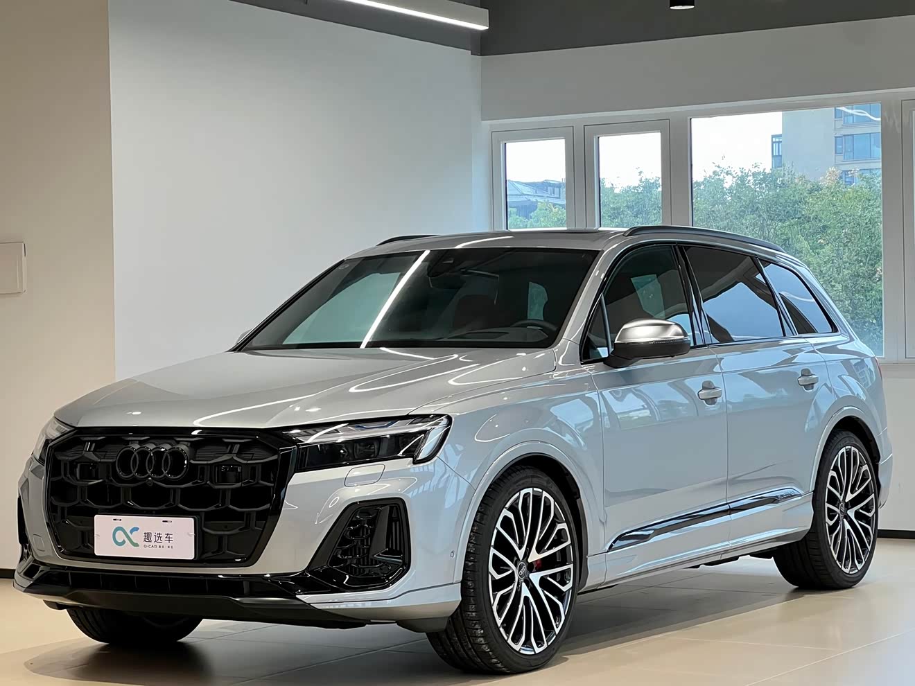 Audi SQ7 2024 car image 