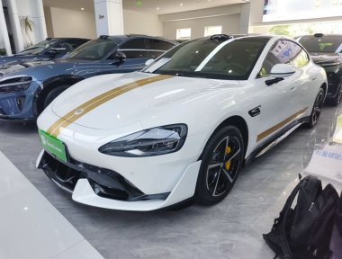 MI SU7 2025 immagine di auto 