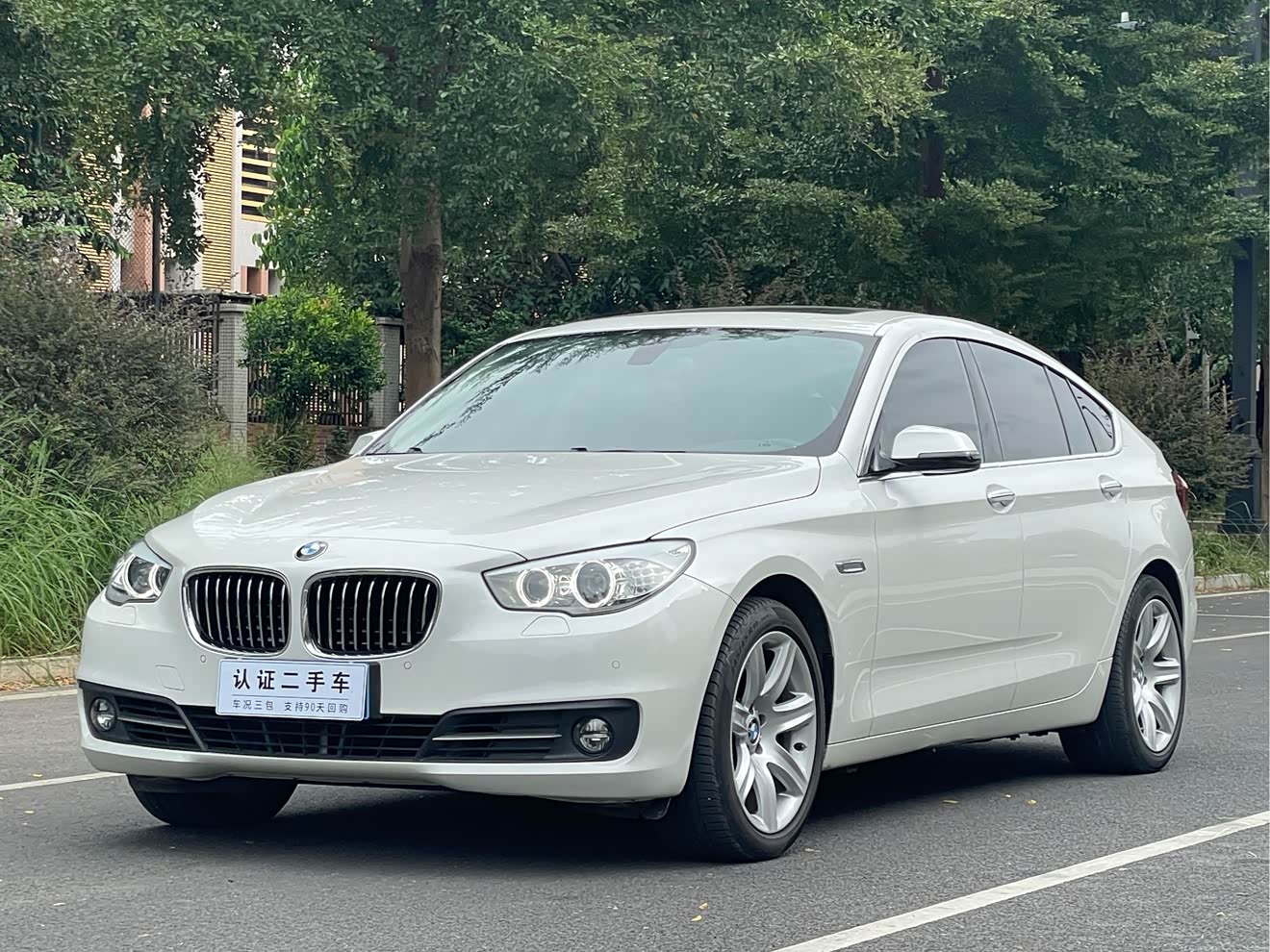 BMW 5 Series GT 2017 BMW 5 Series GT 2017 immagine di auto