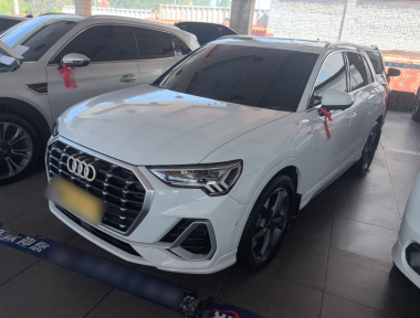 Audi Q3 2023 immagine di auto 