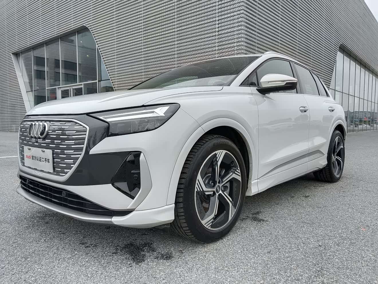 Audi Q4 e-tron 2024 immagine di auto 