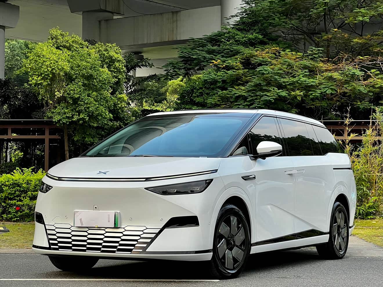 Xpeng X9 2024 immagine di auto 