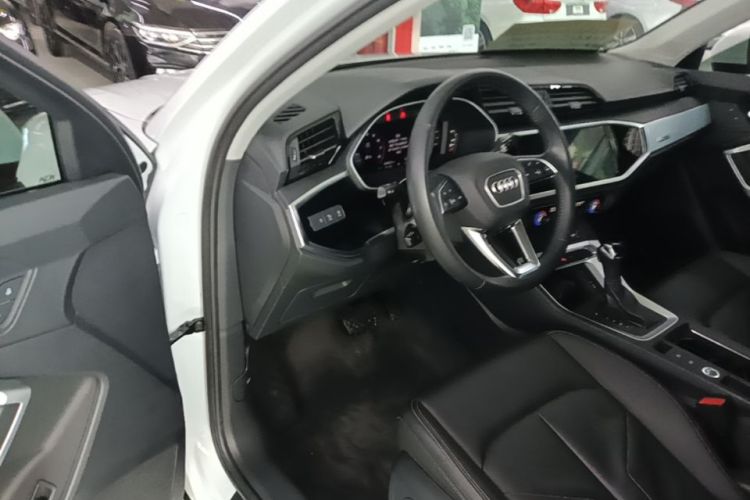 Audi Q3 2020 car image #12