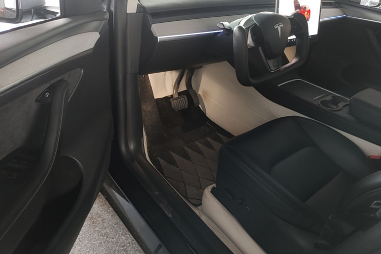 Tesla Model Y 2023 #16 Tesla Model Y 2023 car image #16