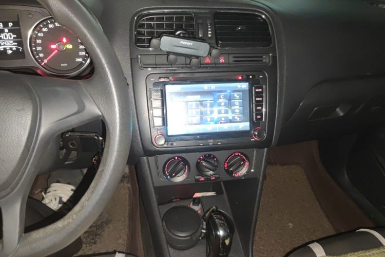 Volkswagen Polo 2015 car image #13