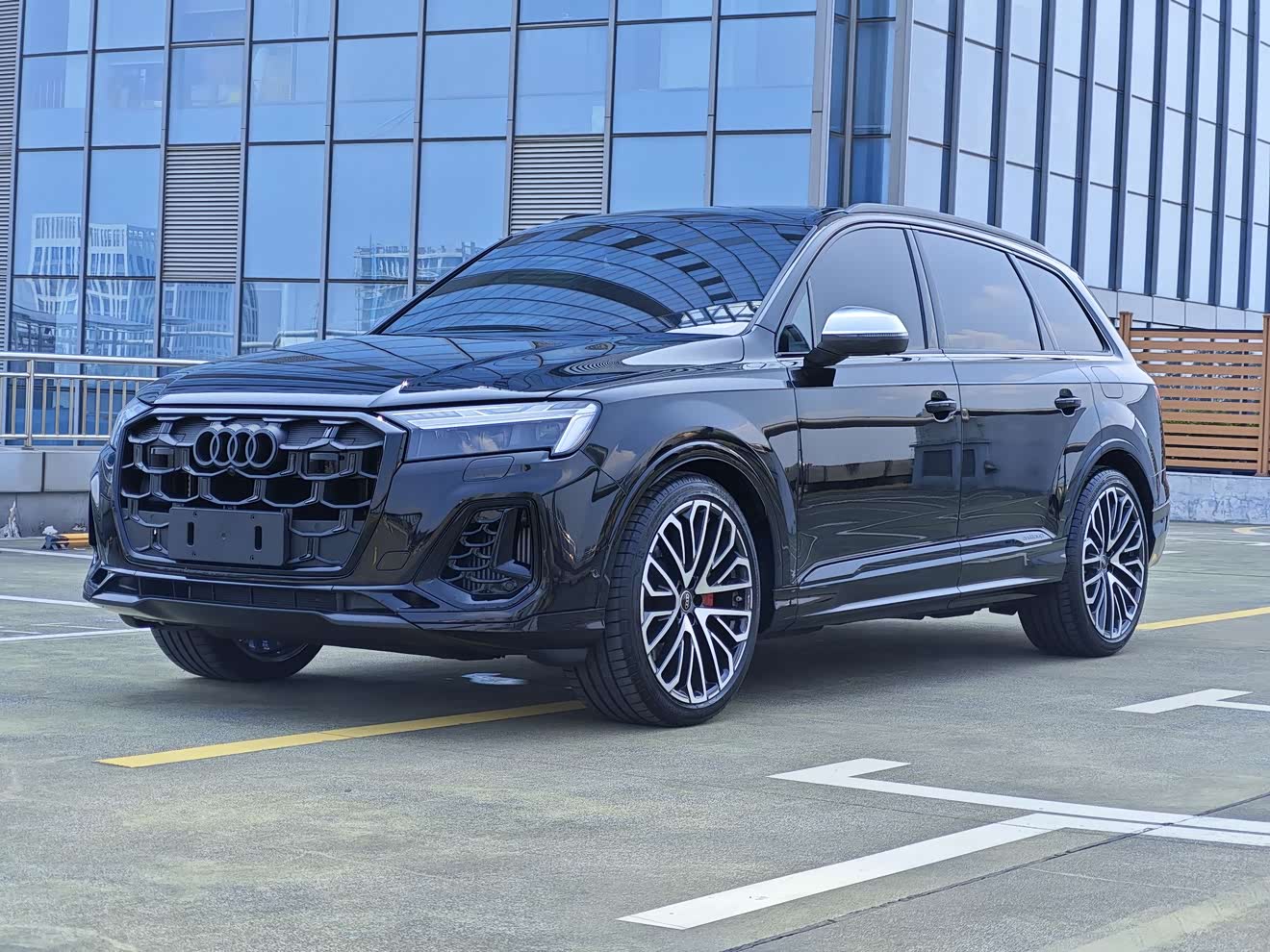 Audi SQ7 car image 