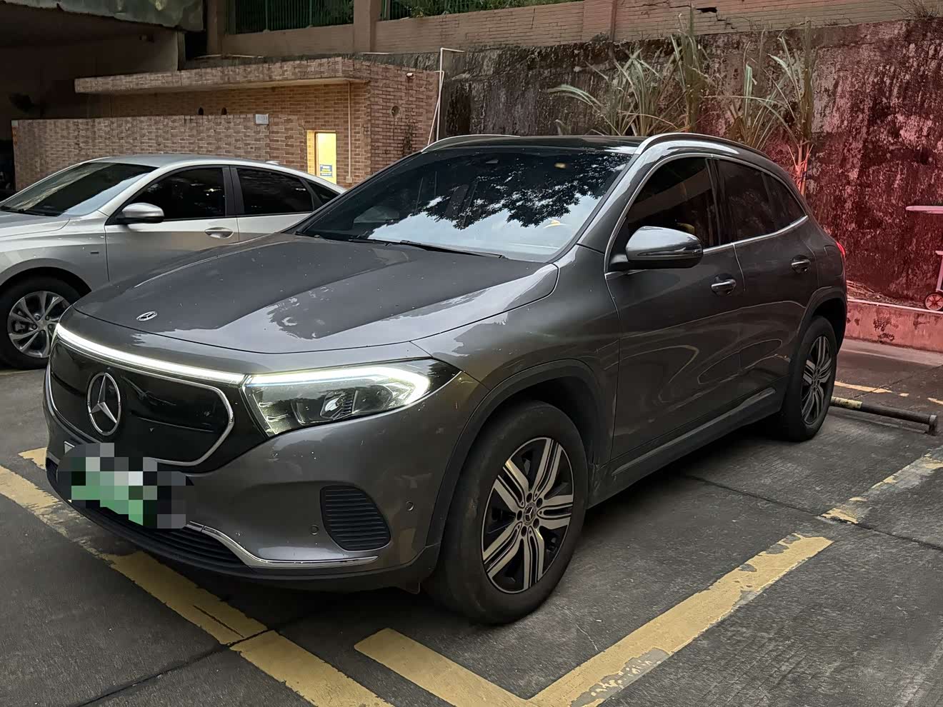 Mercedes-Benz EQA Class 2024 immagine di auto 