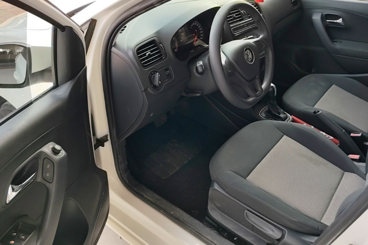 Volkswagen Polo 2017 car image #16