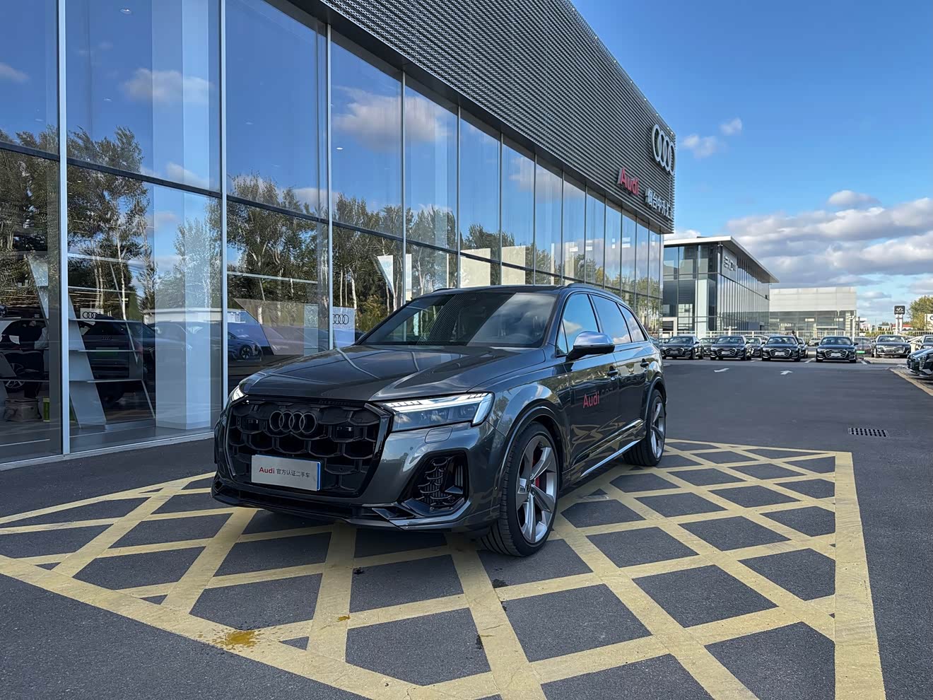 Audi SQ7 2024 car image 