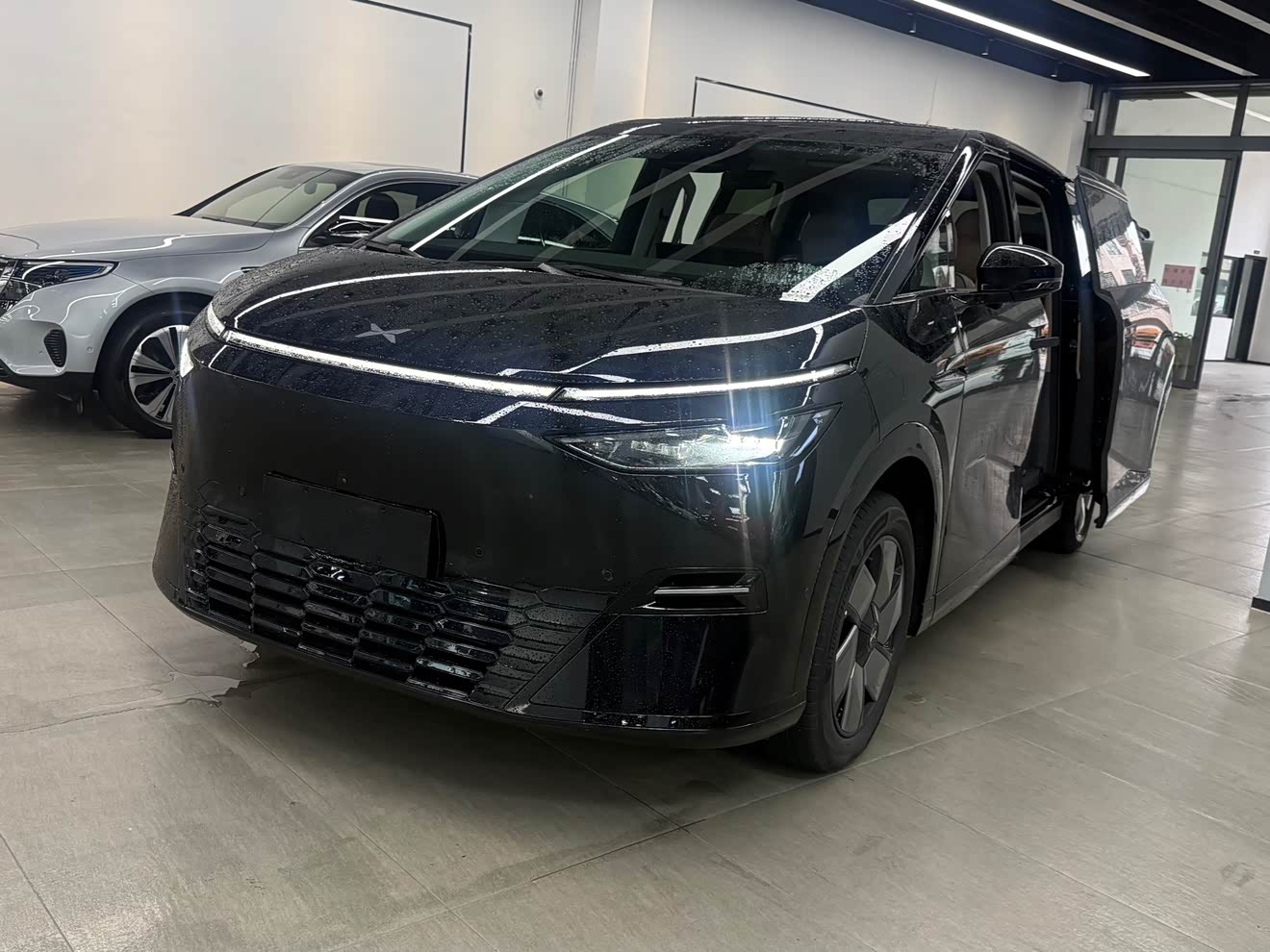 Xpeng X9 2025 immagine di auto 