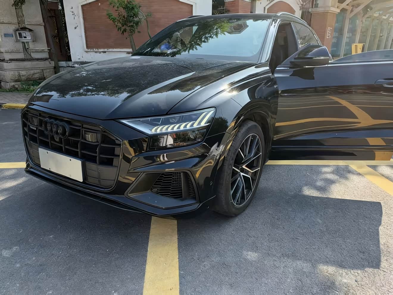 Audi Q8 2022 car image 
