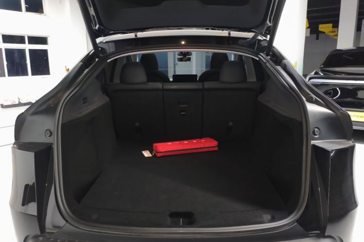 Tesla Model Y 2025 immagine di auto #19
