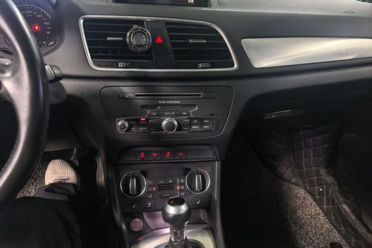 Audi Q3 2017 car image #16